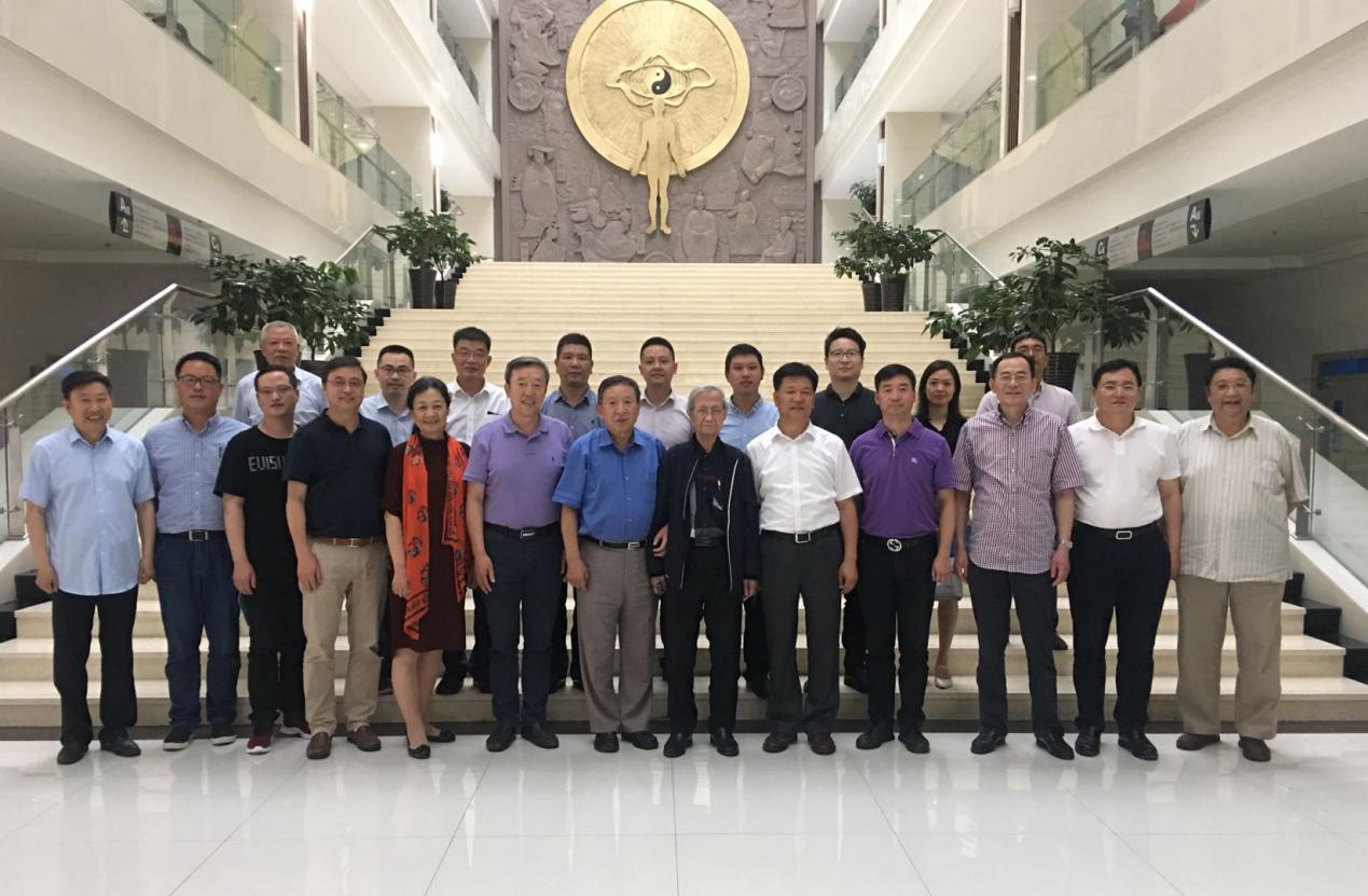 座谈会后代表们与国医大师,长春中医药大学领导合影